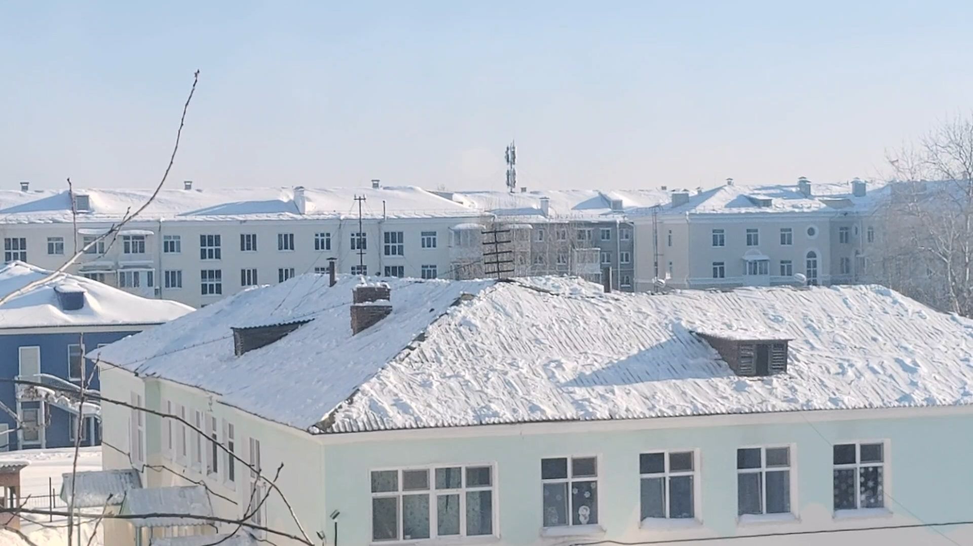 Пора убирать снег с крыш! смотреть онлайн