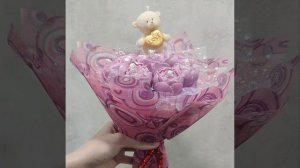 Букет-валентинка из свечей-цветов и мишки с сердцем