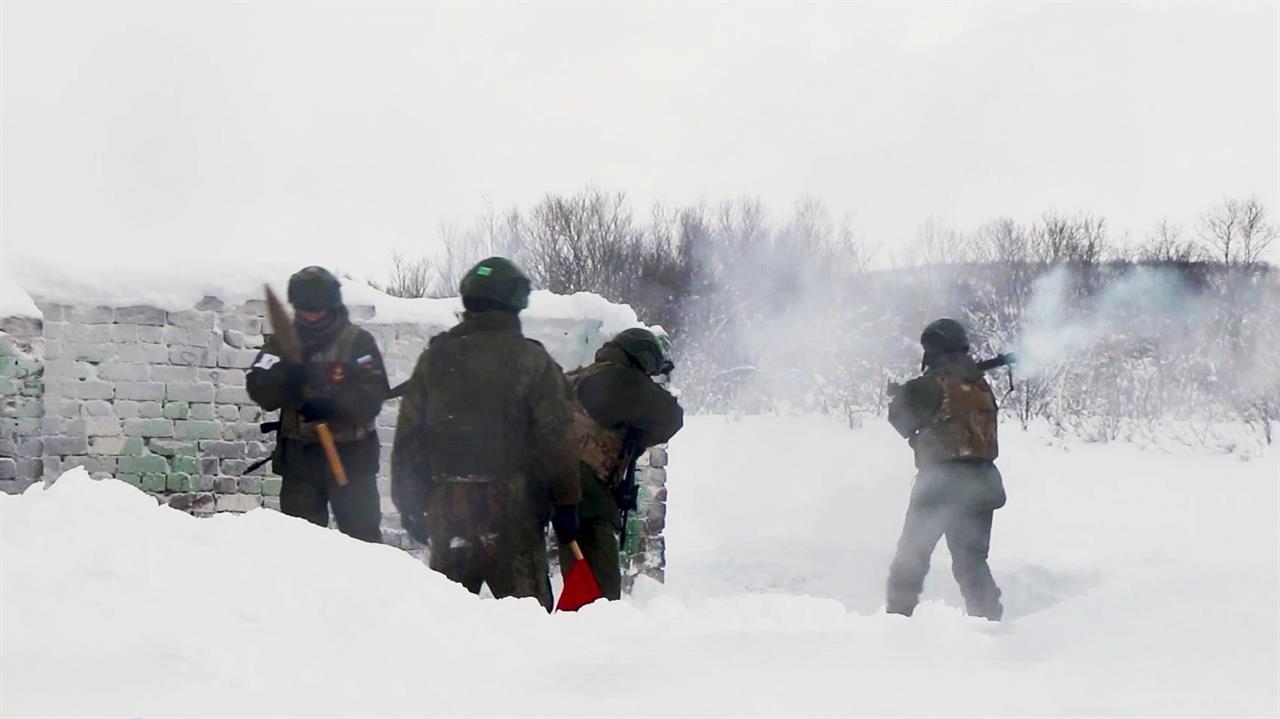 По всей России мужчины приходят на пункты отбора и записываются добровольцами. смотреть онлайн