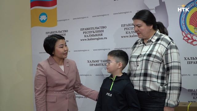 Премьер-министр РК вручила новогодние подарки детям в рамках акции - Елка желаний- смотреть онлайн