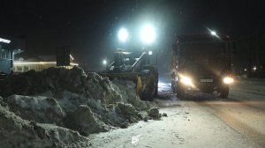 Интенсивные работы по вывозу снега с городских улиц продолжаются в Бийске (Бийское телевидение)