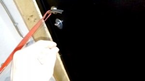 Притягиваю дверь от щелей, а то не держит сами