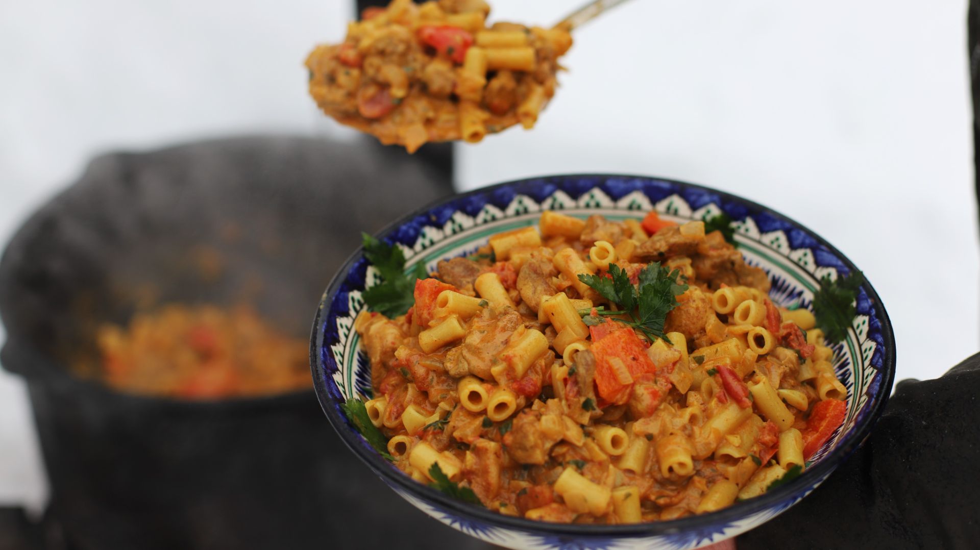 Курица карри с макаронами в казане смотреть онлайн