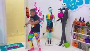 Настя и папа празднуют Хеллоуин [get.gt]