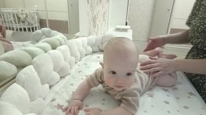 СГИБАНИЕ НОЖЕК ЛЕЖА НА ЖИВОТЕ 👢👢 от 3 до 6 месяцев массаж для грудничков с потешками