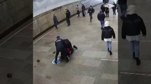 Мигранты подрались с полицейскими в метро