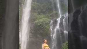 мощная энергия водопада Индонезия