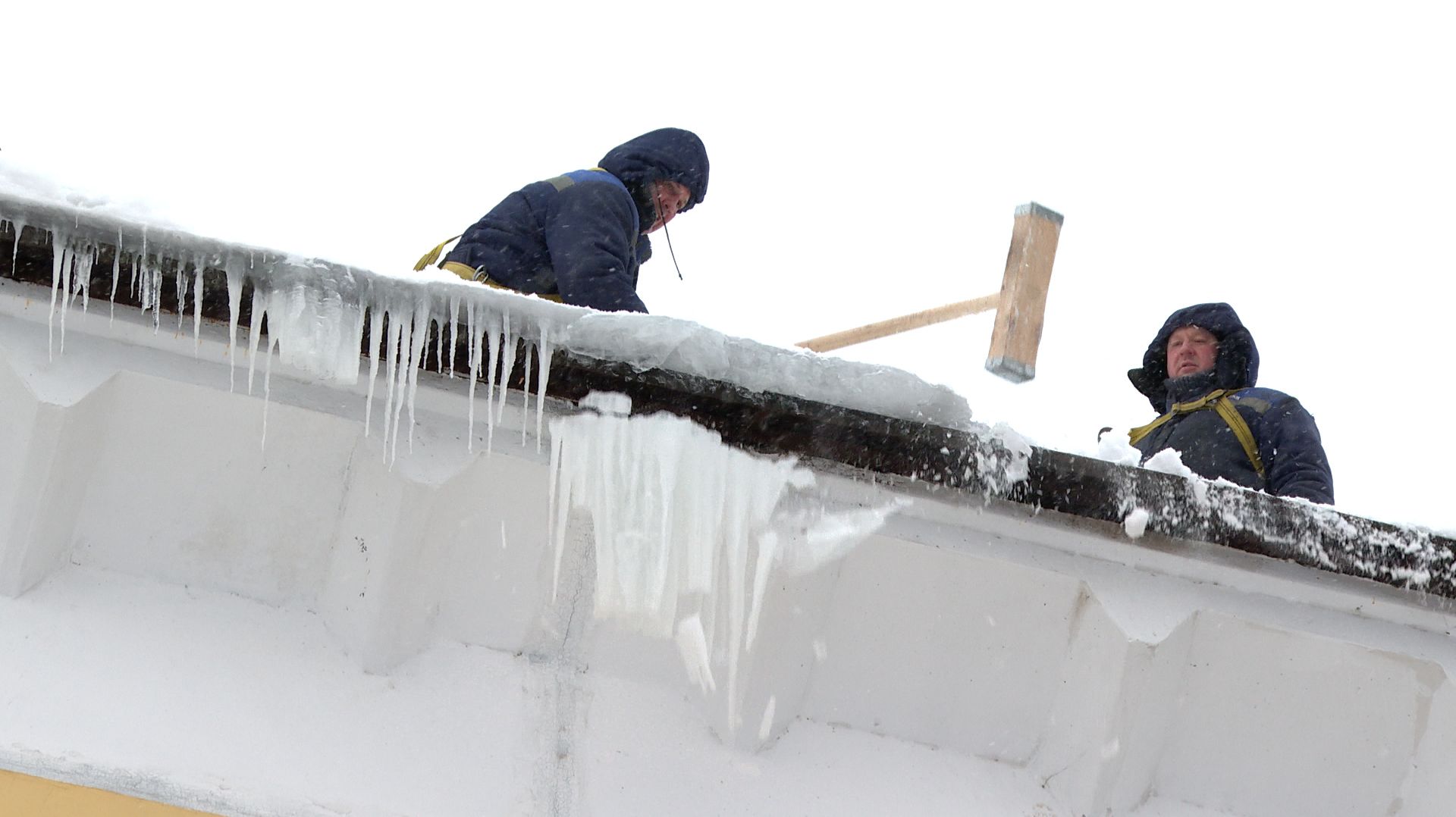 Как сбивают сосульки с крыш смотреть онлайн