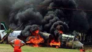 Пять человек погибли при крушении самолета в Индии