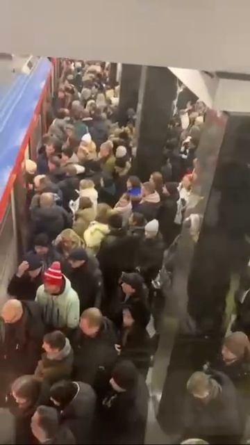 😳Адские пробки добрались и до метро. На платформах не хватает места — пассажирам приходится стоять смотреть онлайн