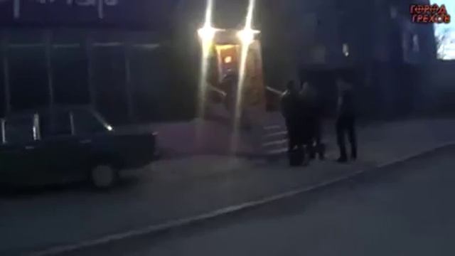 Мигранты напали на девушку Мигранты напали на девушку