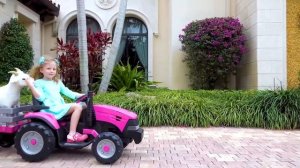 Настя играет в ферму с игрушками