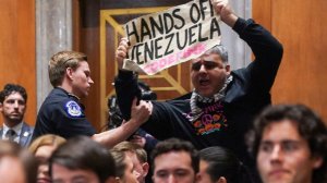 Мужчина с плакатом "Руки прочь от Венесуэлы" ворвался в Сенат США