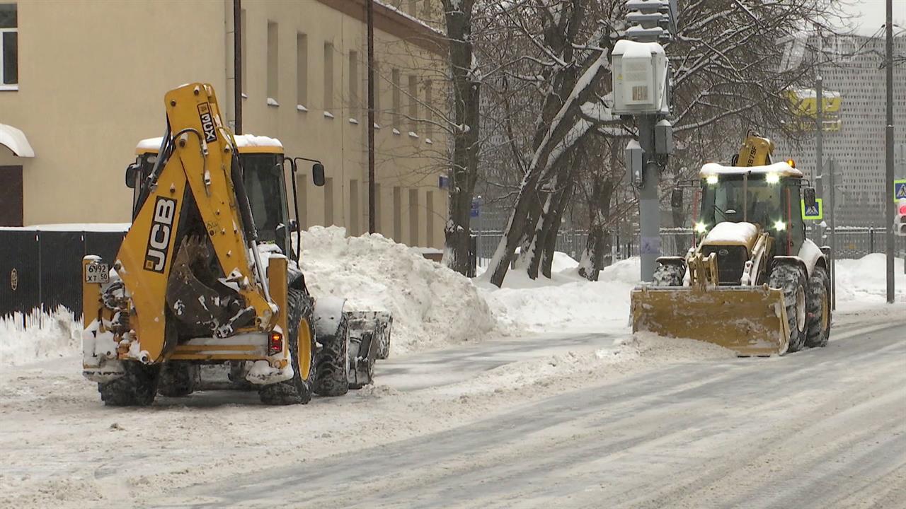 На улицы Москвы выведена вся техника и тысячи человек убирают снег вручную. смотреть онлайн