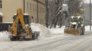 На улицы Москвы выведена вся техника и тысячи человек убирают снег вручную.