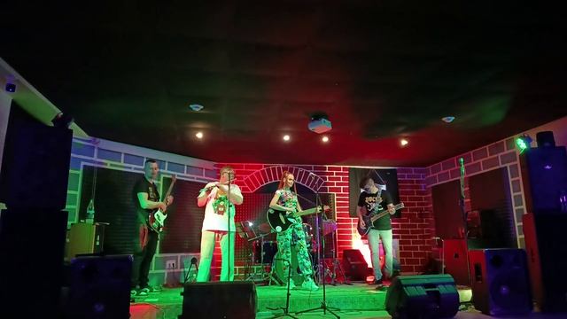 Юлия Бессонова и "Тяжёлый Случай" - "У Своих" 29.03.2025 (с чьего-то телефона) смотреть онлайн