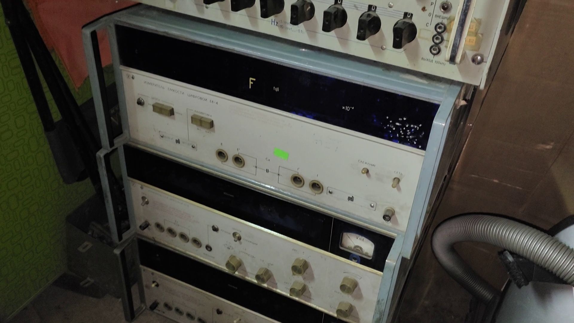 Мегаомметры Е6-17 и Ф4101. Разбор. Новые приборы для разбора. Золото, платина, палладий в приборах. смотреть онлайн