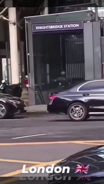 🇬🇧 Грабители в мотошлемах с ломами и мачете ограбили магазин Rolex в центре Лондона. смотреть онлайн