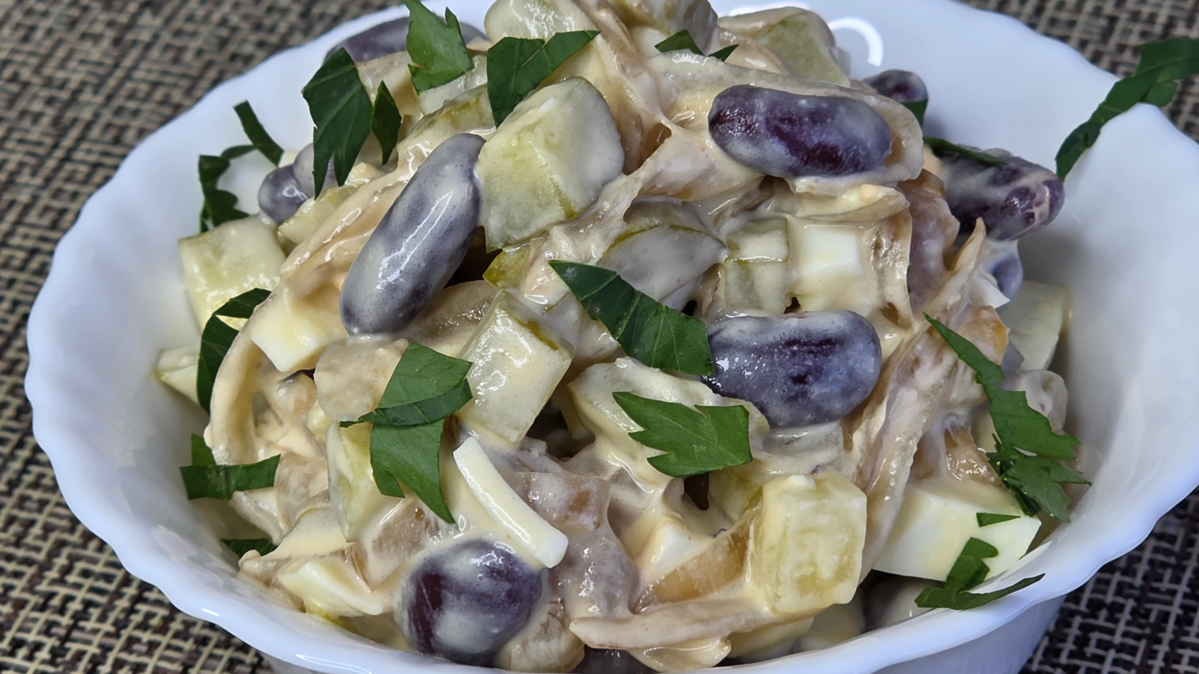 Салат с фасолью и маринованными огурцами. смотреть онлайн