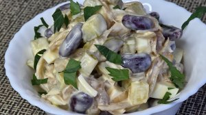 Салат с фасолью и маринованными огурцами.