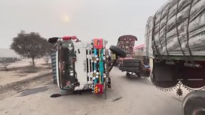 Пакистан Как отремонтировать аварийно загруженный грузовик