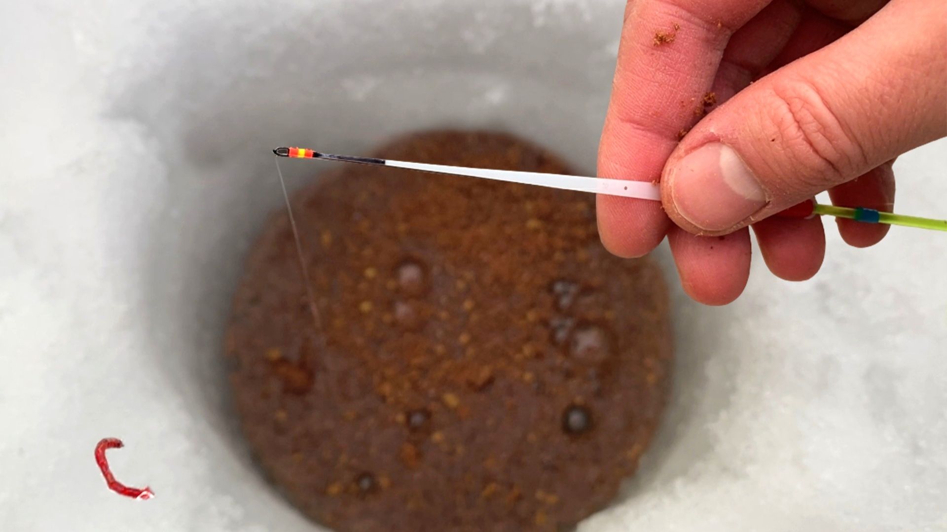 В МУТНОЙ ЛУНКЕ...СТАЯ прёт УДОЧКУ! Глухозимье раздаёт. Зимняя рыбалка 2026 смотреть онлайн