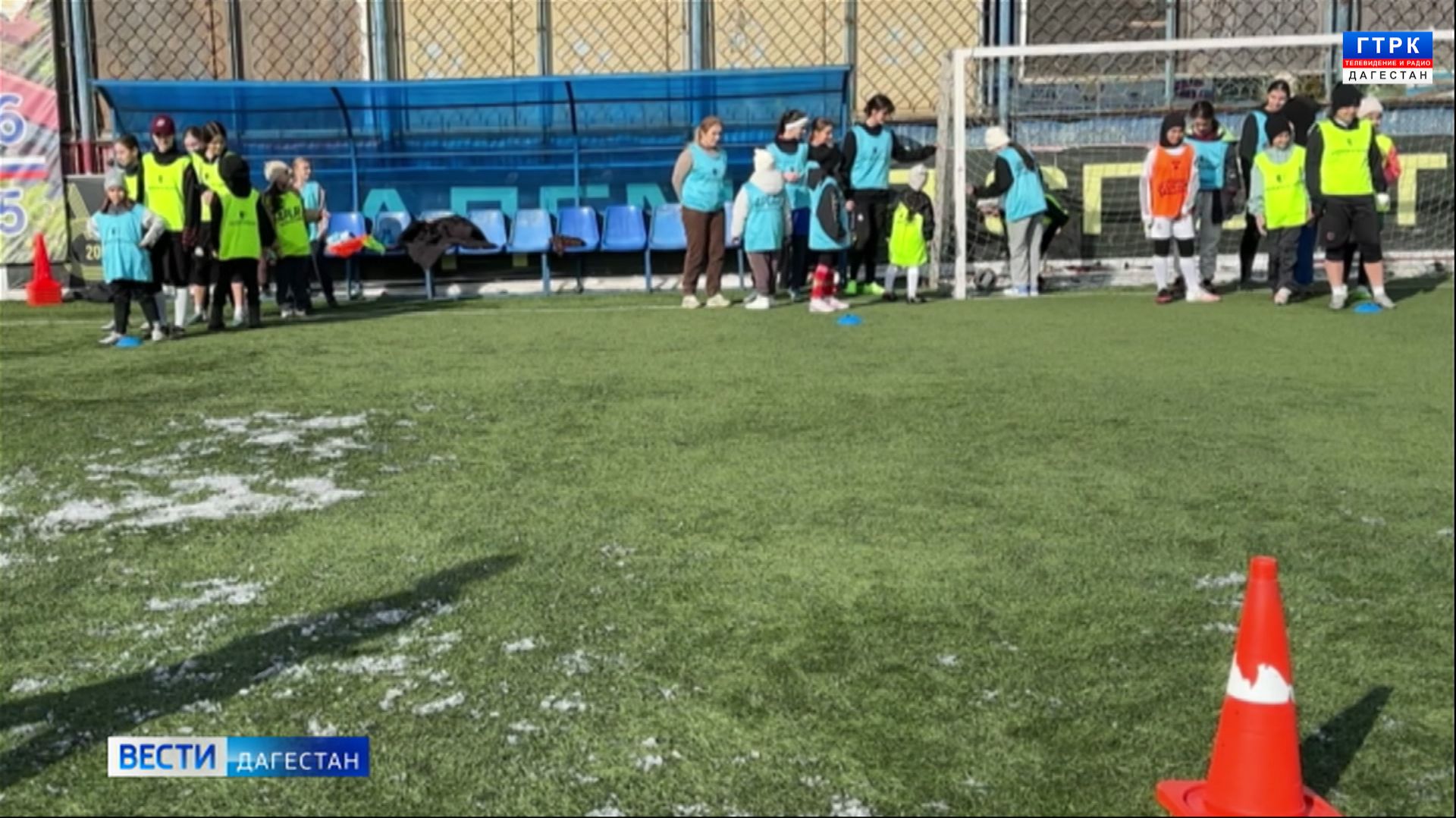 Зульгимар Тагибова встретилась с женской футбольной командой смотреть онлайн