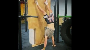 Перешагивания с руки на руку в стойке на руках у стены