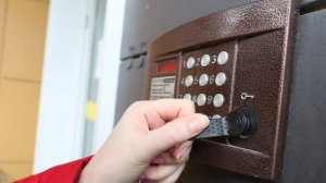 Подростки из Оренбурга стали звездами благодаря песням на камерах домофонов