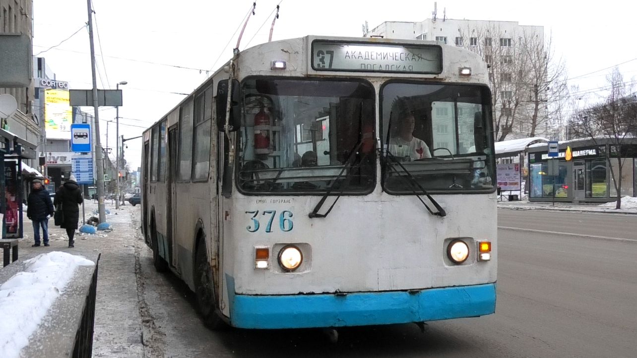 Троллейбус Екатеринбурга ЗиУ-682Г-012 [Г0А] борт. №376 маршрут 37 на остановке "Дом кино" смотреть онлайн