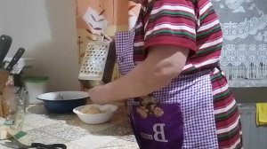 Приготовила конвертики, картошечку и вкусный салат.