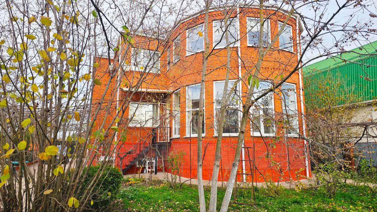 Посмотрите какой большой обжитой дом в классном месте можно купить в городе на юге. смотреть онлайн