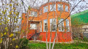 Посмотрите какой большой обжитой дом в классном месте можно купить в городе на юге.