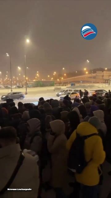 Транспортный коллапс: москвичи стоят в пробках даже в метро из-за непогоды смотреть онлайн