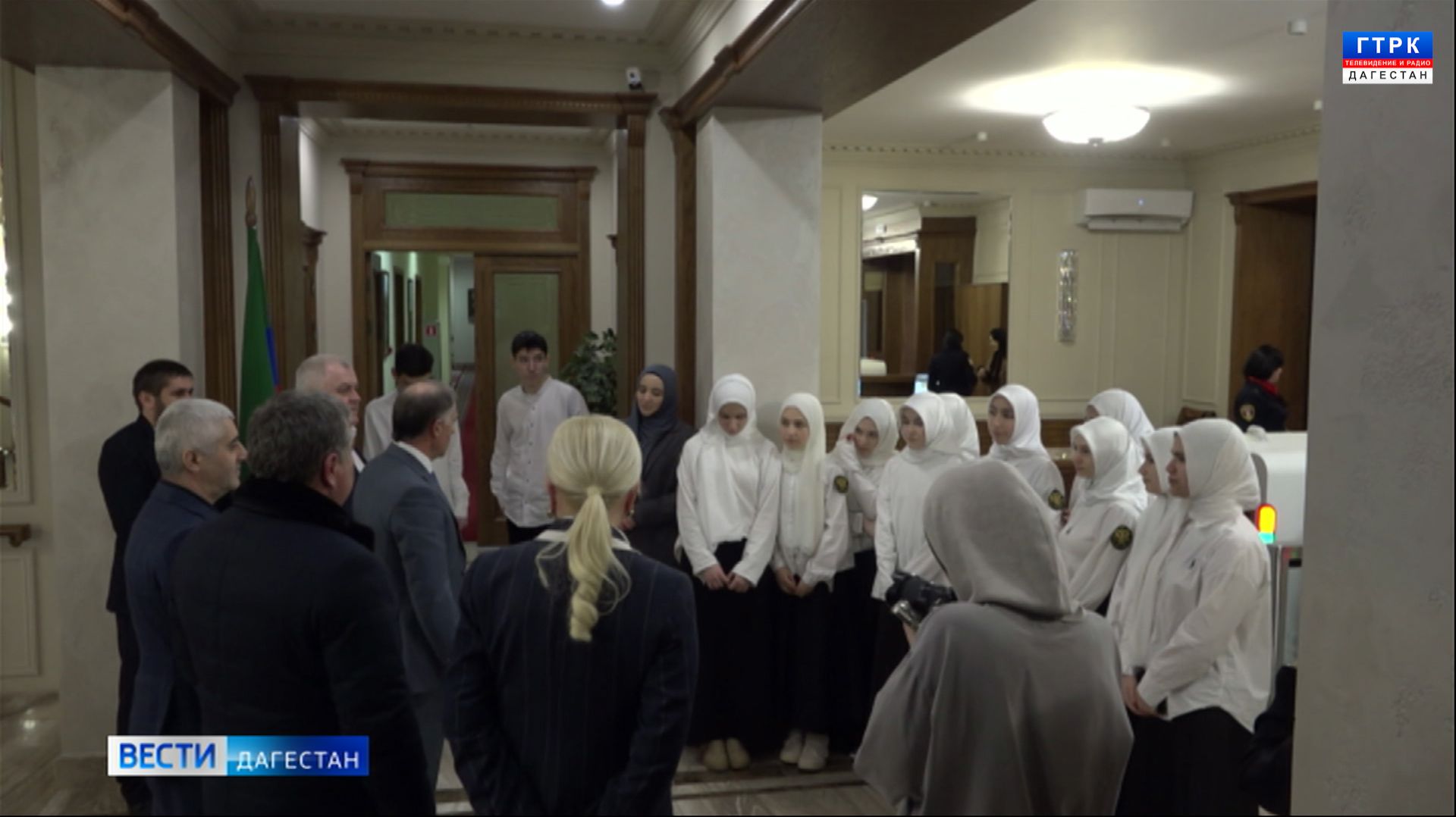 Заместитель Председателя Народного Собрания Камил Давдиев провел экскурсию для учащихся 9-х классов смотреть онлайн