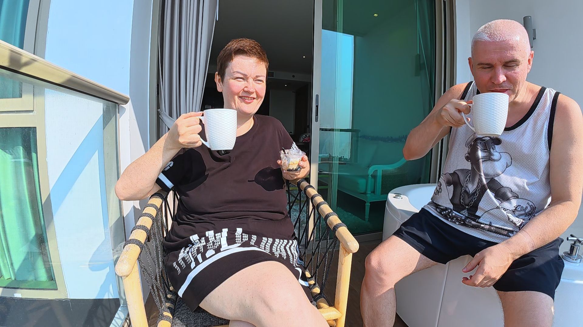 Догоняемся ВКУСНЯШКАМИ на балконе в Таиланде! Кому то пора прекращать ЖРАТЬ! ПРОДАЖНЫЕ блогеры! Влог смотреть онлайн