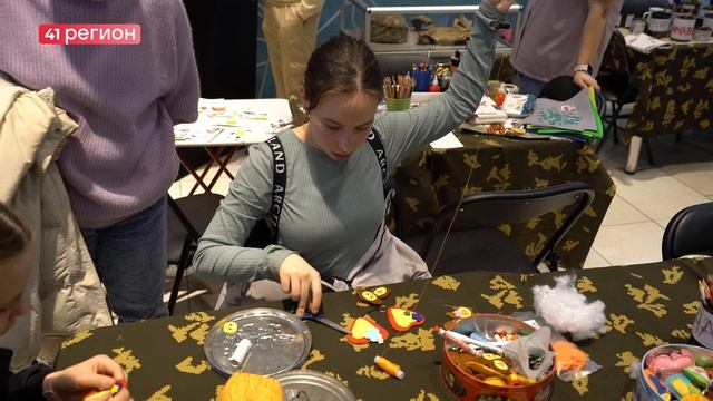 ПЯТАЯ ВЫСТАВКА НАРОДНОЙ ПОМОЩИ «КАМЧАТКА — ФРОНТУ!» СОСТОИТСЯ НА КАМЧАТКЕ • НОВОСТИ КАМЧАТКИ смотреть онлайн