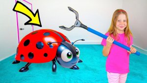 Настя с друзьями ловят насекомых