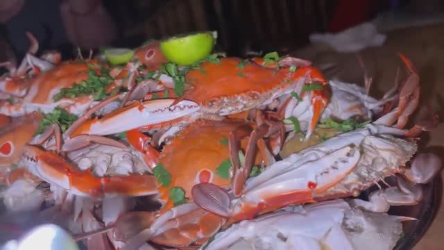 Мы Обалдели! Огромный Поднос Крабов! И Другие Морепродукты. Гоа. Арамболь. смотреть онлайн