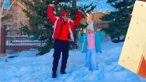 Настя и папа участвуют в конкурсе на лучшую ёлку [get.gt]