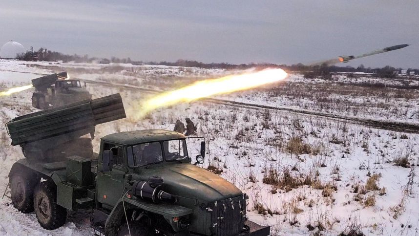 Залп «Града» накрыл опорник боевиков ВСУ. Лучшее видео из зоны СВО смотреть онлайн