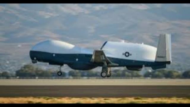 Беспилотник-разведчик США MQ-4C Triton находится в небе над Персидским и Оманским заливами смотреть онлайн