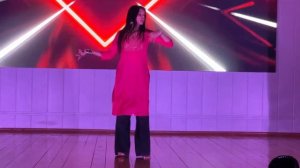 На сцене прекрасная Аюши с хореографическим номером