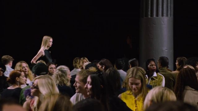 Показ женской коллекции JW Anderson весна-лето 2025