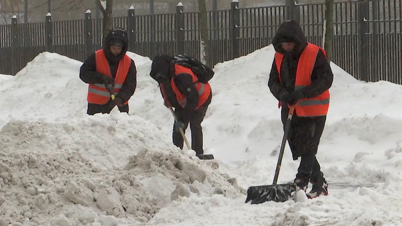 В Москве из-за рекордного снегопада высота сугробов достигла 60 сантиметров. смотреть онлайн