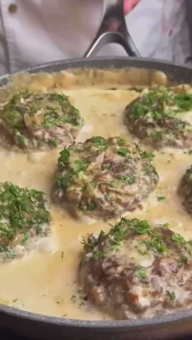 Сочные котлеты в сливочно-грибном соусе смотреть онлайн