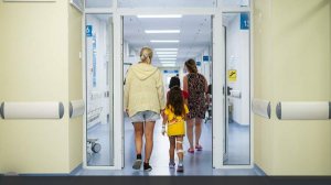 В ГД предложили сделать бесплатным пребывание в больнице семей с детьми до семи лет