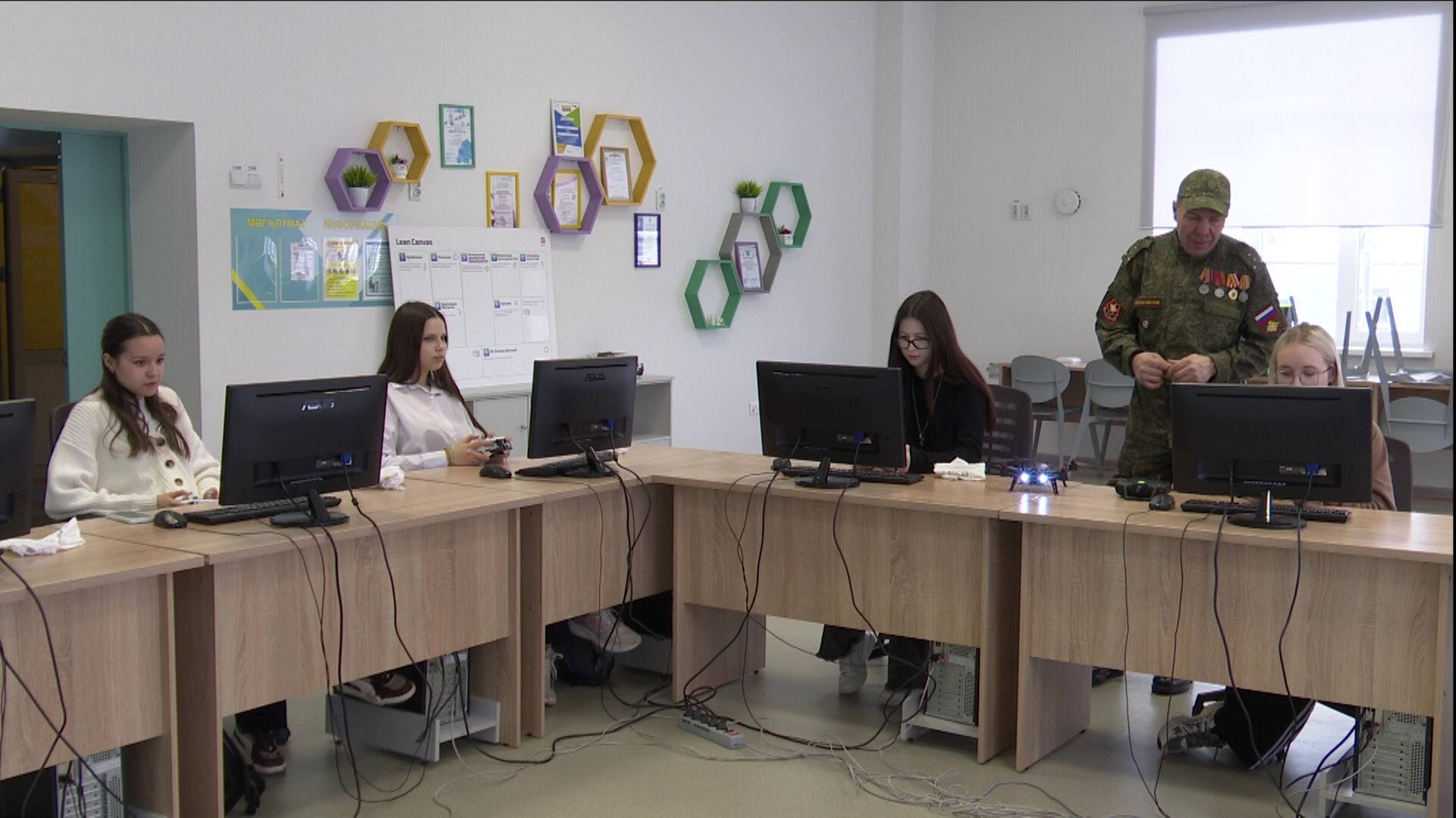 Ученицы школы №2 осваивают азы управления беспилотными летательными аппаратами смотреть онлайн