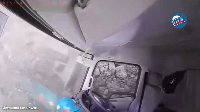 Секунды до катастрофы: кадры смертоносного оползня из кабины грузовика в Индонезии смотреть онлайн