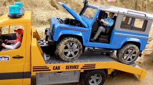 Эвакуатор и машинку спасают в пещере полицейские машинки